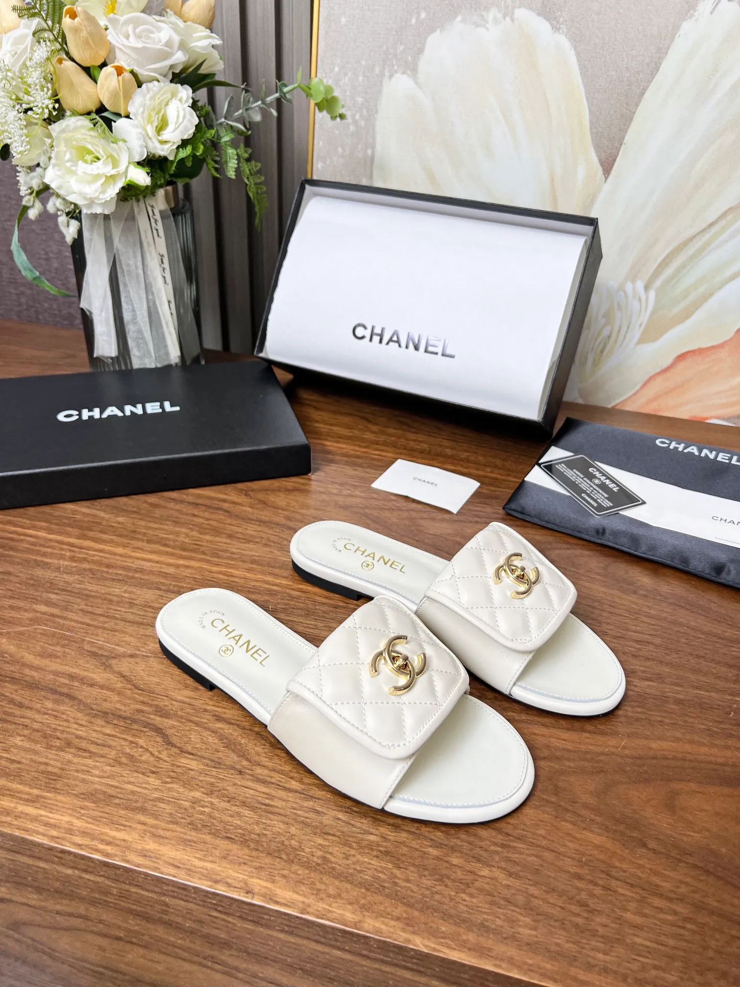 👟👟Ex-factory price 440👟👟Chanel classic slippers✅, very classic made of diamond-patterned cowhide😊 And it also has Chanel's classic gold buckle, heel, comfortable and easy to wear. Fabric: cowhide. Lining: cow lining. Color: black, white. Size: 35-42 (41, 42 can be customized and non-returnable). Outsole: Made of genuine leather outsole. Packaging: with card, cloth bag